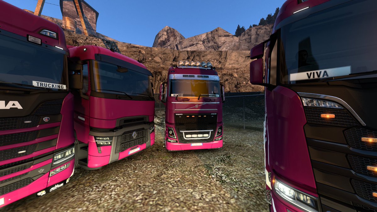 TBTrucker's tweet photo. Brilliant convoy with @VivaTrucking tonight! https://t.co/wpyvOwjvDX