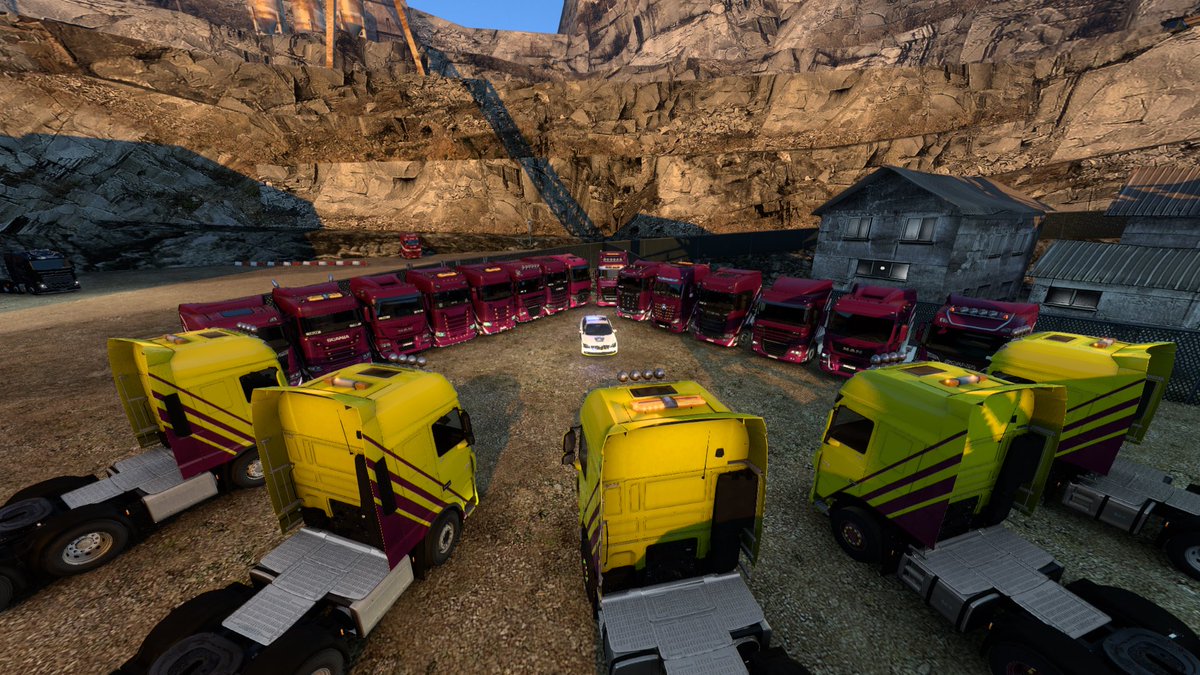 TBTrucker's tweet photo. Brilliant convoy with @VivaTrucking tonight! https://t.co/wpyvOwjvDX