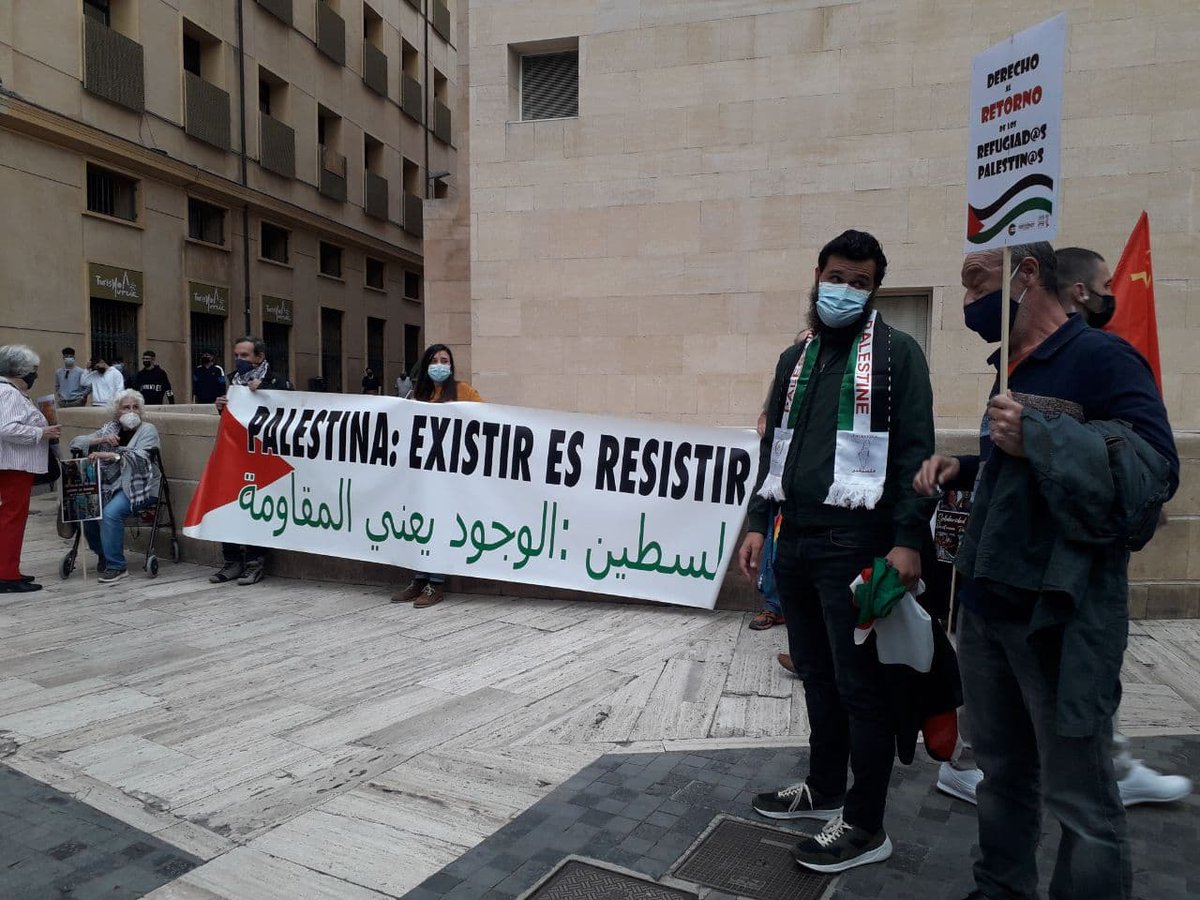 podemosiuvequo's tweet photo. 👉Esta tarde @ArohaNicolas ha acudido a una concentración para pedir la libertad de Juani Rishmawi. 

😡 El ejercito israelí irrumpió de madrugada en su casa para detenerla sin cargos concretos.

👩‍⚕️Rishmawi es trabajadora de una organización sanitaria desplegada en Cisjordania. https://t.co/dNPF4IqqYU