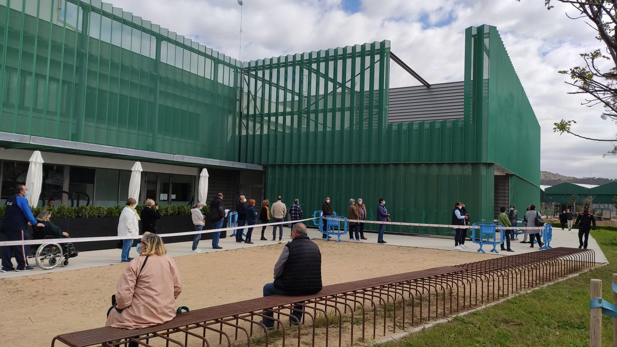el3devuit's tweet photo. 🔴 URGENT l Per aquest cap de setmana (dissabte i diumenge), la @xarxatecla té unes 500 vacunes Astrazeneca disponibles per a persones del grup de 60 a 69 anys al pavelló Joan Ortoll de Calafell.
Els interessats/des han de confirmar cita (dia i hora) a https://t.co/FIblKUSFyJ https://t.co/u4vAOEhEYa