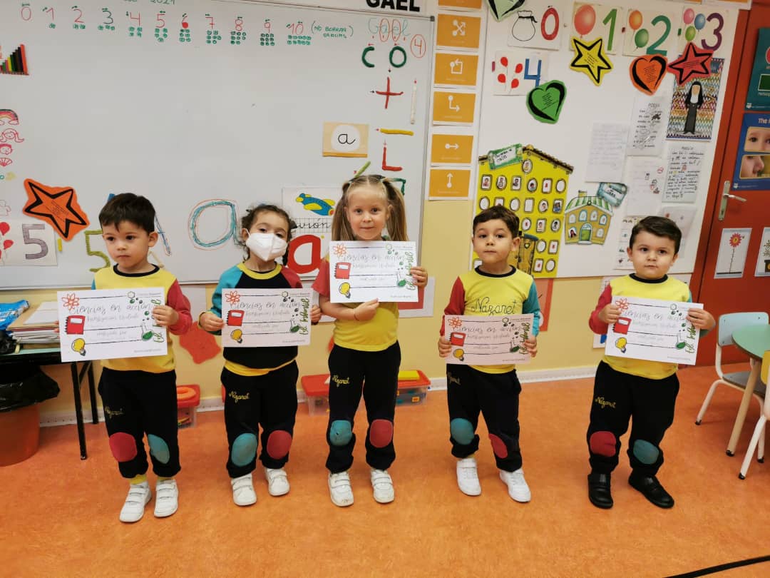RealejosNazaret's tweet photo. 📢 Atención Actividad #SemanaDeLaFamilia2021: #CienciasEnAcción ¡Nuestros alumnos más peques del cole han demostrado ser unos super científicos! ¡Han presentado sus proyectos con muchas ganas e ilusión!  ¡Enhorabuena a tod@s!
#EstrenaAprendizaje @coleinnovadores #Contigo4punto0 https://t.co/gZk40unl7M