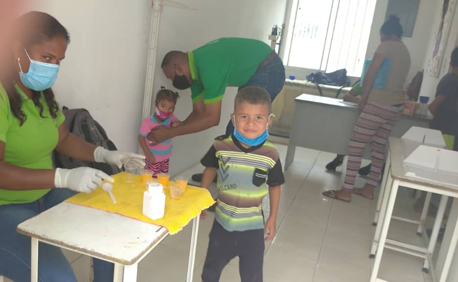 En cumplimiento con el Plan de Atención Integral a la Vulnerabilidad y a las medidas preventivas de la COVID-19, el equipo del INN #Aragua benefició 150 niños y niñas de la comunidad El Venerable, con la entrega de vitaminas y jornada de desparasitación.
#SabemosComoHacerlo