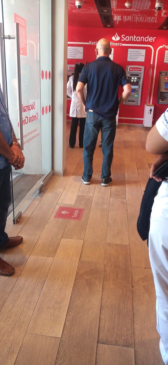 josephstreya's tweet photo. @SantanderMx mal servicio y actitud por parte del personal, un cajero funcionando (de 4), una hora para acceder a sus servicios. Ya parecen @Tiendas_OXXO solo les falta vender abarrotes. https://t.co/rATUi8xiOb