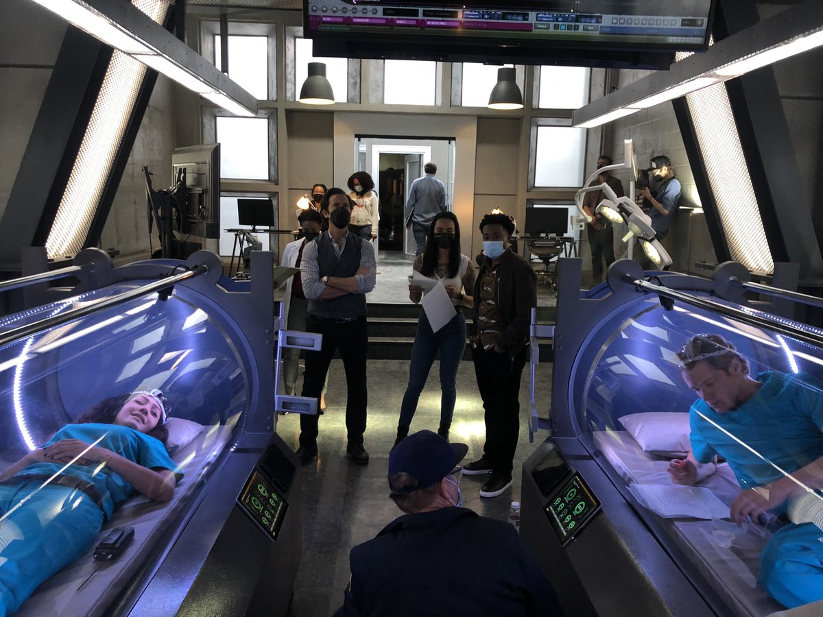 BTS of David directing that hyperbaric scene. Those chambers were pretty cool <a href="/DanielitoDavila/">🦋 Danny Dávila 🦋 🇺🇸🇨🇺🇵🇷</a> <a href="/MonicaMacer/">Monica Macer</a> <a href="/MacGyverCBS/">MacGyver</a>