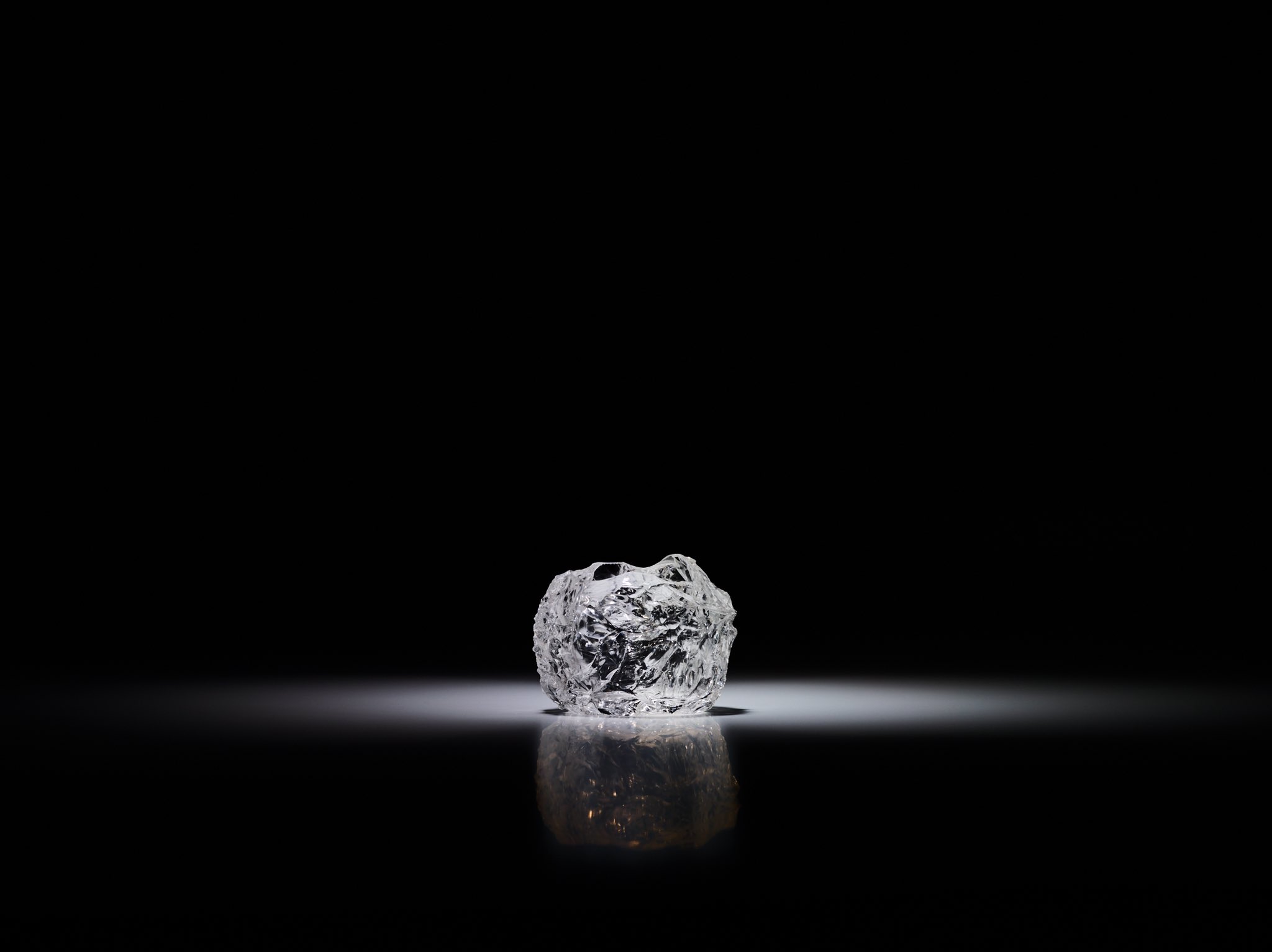 Koji Takuma 昔 作品を作った時 ガラスと何が違う 水晶 で作る意味は とかよく言われました 絶対にガラスでは表現できない方法を考え作ったのがこれ 水晶は結晶なので叩き割ると独特の割れ方をします ガラスとは違い方向や構造を持ってます 右