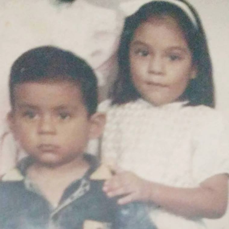 missgerbit's tweet photo. Y... pues ya. Les dejo una foto mía con missgerbit de niños, nomás por la comedia y oooobviamente, feliz día!! https://t.co/WW3IgXMQjU