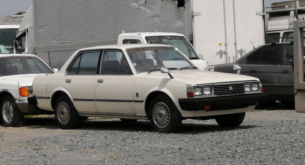 Mx41 Gx61 13コロナの前期と後期を発見 年落ちの底値で買った当時はgtでも見向きもされなかったなー その後ブタ目とイーグルが来ても ベージュ13前期gtは手放せず年近く眠らせてるけど これが旧車への第一歩になるとは思わなかったf