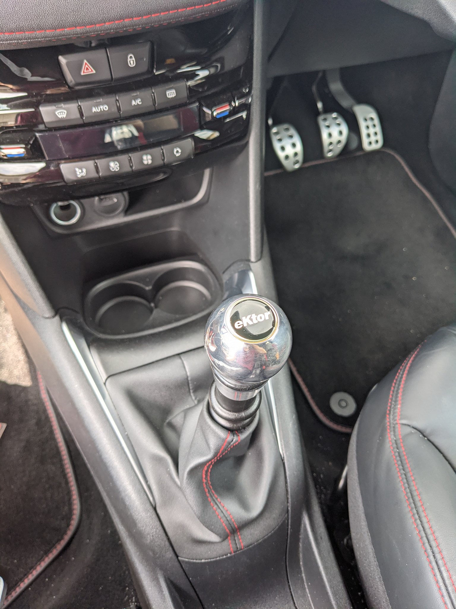 ゆうあ 先日ヤフオクで衝動買いしたエクトールのシフトノブを8に取り付けた 直接取り付けられないからシャフトホルダを自分で作って取り付けました 多分このシフトノブを付けてる8は自分だけだと思う めちゃかっこいい 明日はもっと色々やります