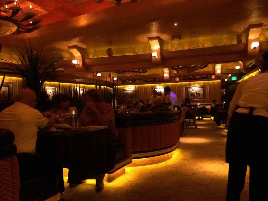 fonneehaha's tweet photo. the dimmer the lights are in a restraunt, the dirtier the plates are https://t.co/XYn5B75TLk