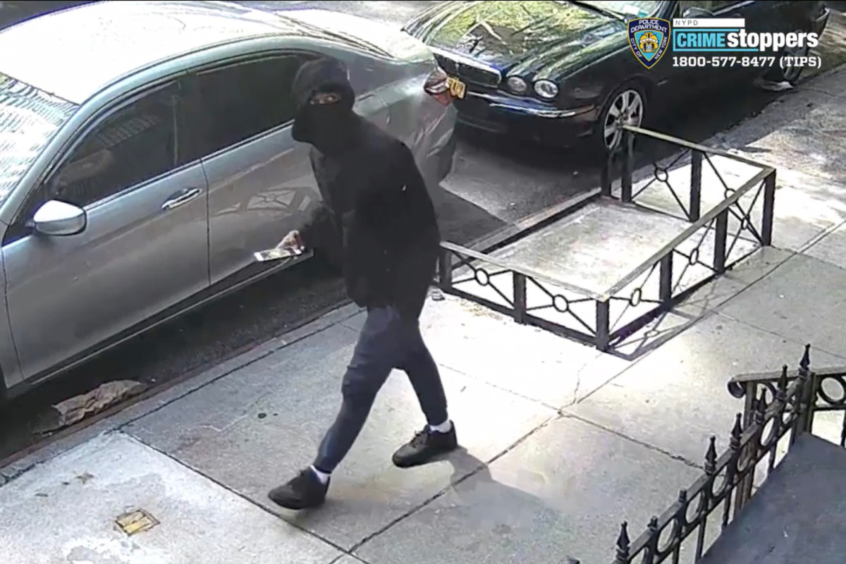 nypost's tweet photo. Shocking video shows brazen daylight murder on Upper East Side https://t.co/eEpzAe8pFr https://t.co/hozCVwjCxh