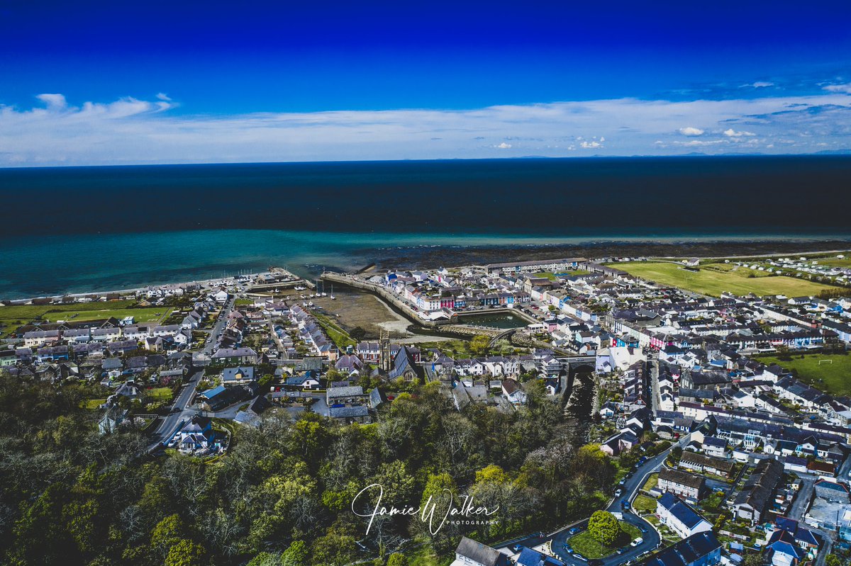 Summer is nearly here 🏴󠁧󠁢󠁷󠁬󠁳󠁿

#aberaeron #ceredigion #wales #aerialphotography #summer #walesphotography #coastalvillage #walescoast #harbourmaster #hive #cellar #visitbritain #visitwales #visitmidwales