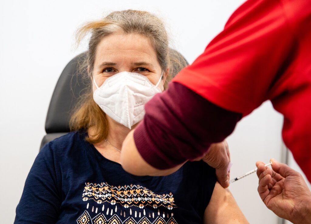 Mensen geboren in 1962 kunnen online een afspraak maken voor een vaccinatie. Dit kan via coronavaccinatie-afspraak.nl. Het gaat om 250.000 personen die hierdoor versneld aan de beurt zijn voor een vaccinatieafspraak. Het is niet nodig om op de uitnodigingsbrief te wachten.