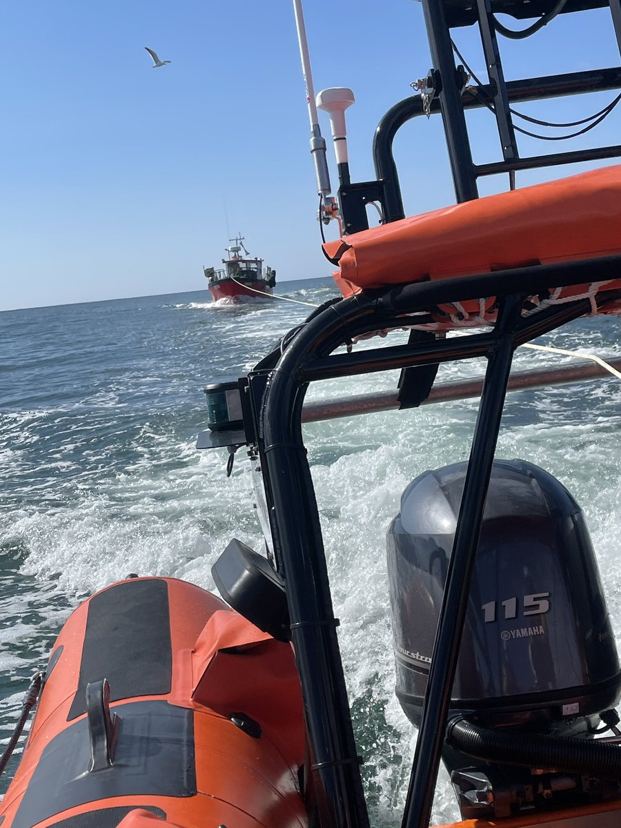Kilrush RNLI lifeboat assists disabled fishing boat  clareherald.com/2021/04/kilrus… <a href="/RNLI/">RNLI</a>