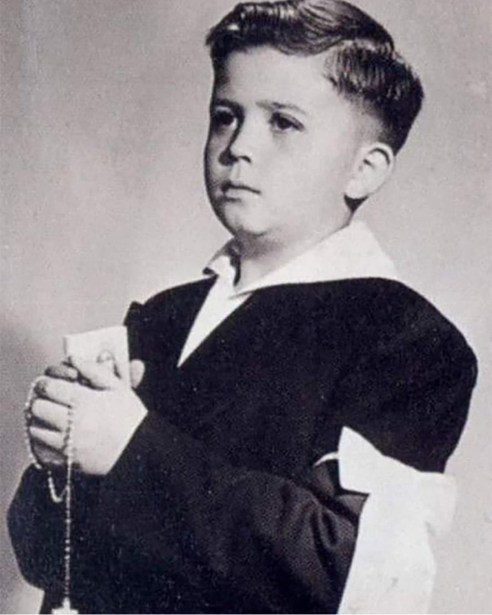 RockVolumen's tweet photo. Año 7,000 antes de la creación del universo, Chabelo hacia su primera comunión https://t.co/9mCvrYZk3I
