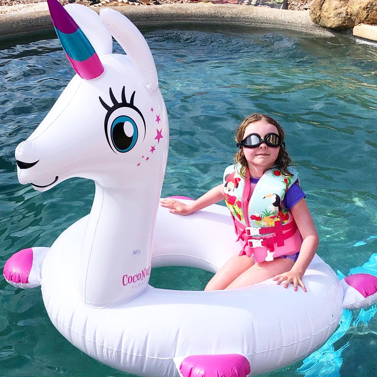 coconutfloat's tweet image. We take fun very serious 🥽🦺 don't forget your goggles this weekend! Link below to grab this Llamacorn!

coconutpoolfloats.com/products/rainb…