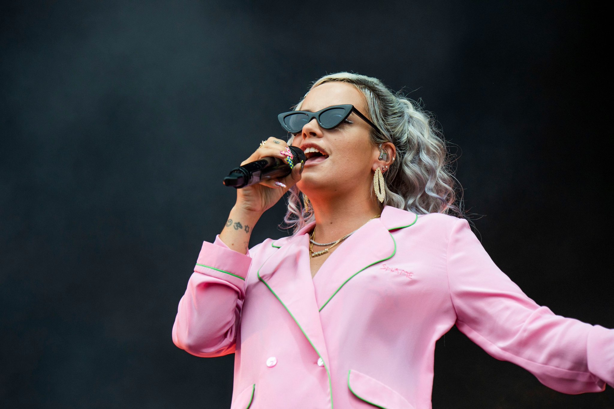 Happy birthday Lily Allen! Who else can still recite all the lyrics to LDN?   