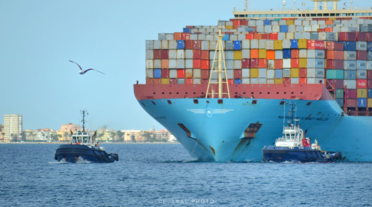 El vigilante marca el camino a la llegada del #MaerskMckinneyMoller de @Maersk a su llegada al @PuertoAlgeciras escoltado en proa por los remolcadores de @boludacm #VbTitan y #VbCeballos