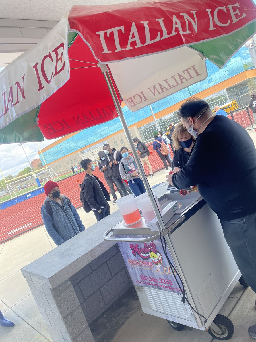 _silvergal's tweet image. Celebrating our Harding InPerson Honor Roll Students with Micalizzi’s BrainFreeze Bar 
Thank you Iceman Jay Piccirillo ❤️ 
#hardingpride #hardingstrong