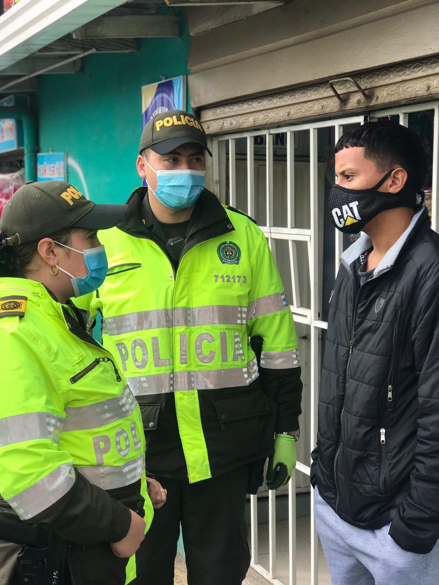 AlcaldiadeBosa's tweet photo. En equipo con @PoliciaBogota, hacemos un llamado al sector del comercio NO ESENCIAL a cumplir las medidas.
Sabemos que la #CuarentenaGeneral es un reto, pero si nos comprometemos, salvaremos vidas.
Tú decides #SerPacienteOUnPaciente https://t.co/vD187MEYal