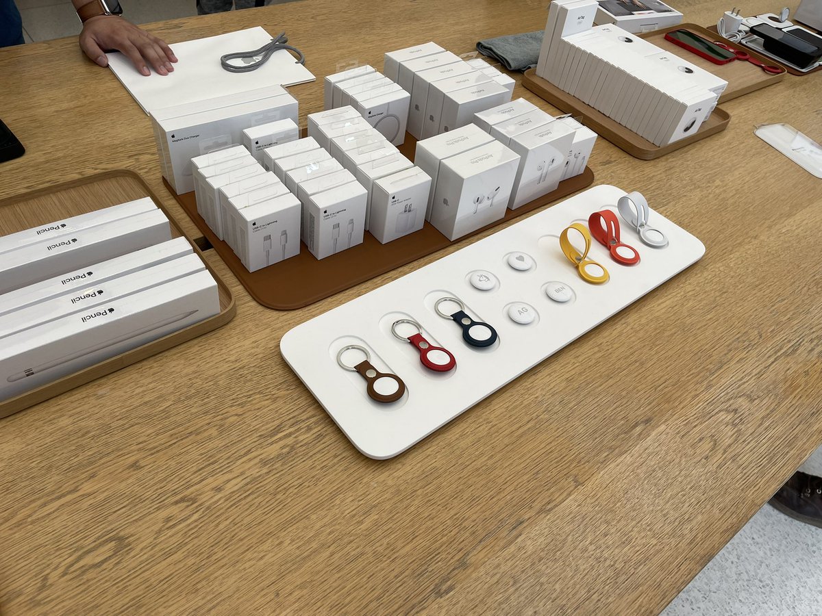 tomerdmann's tweet image. Went with a few folks from the team to see AirTag out in the world 🥳