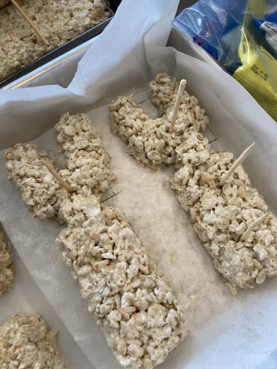 The Cake Queen is at it again! This time it’s for Naomi’s 3rd. #Walle #Cakeart #shecouldchargeforthis #luckygirls