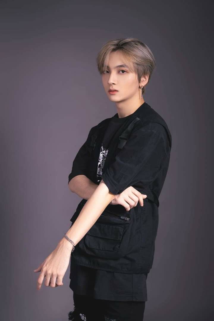 duc ung, a member of the group d1verse revealed in an interview that jungkook is his role model "his ability to dance, sing and generally everything about jungkook is perfect"