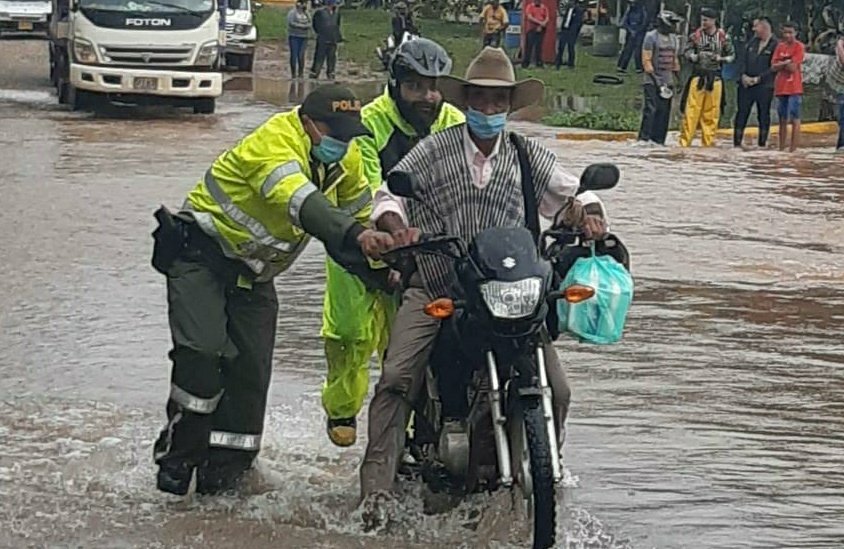 PoliciaColombia's tweet photo. Nuestros uniformados de @PoliciaGuaviare en San José ayudan a los ciudadanos por el desbordamiento de un caño. #EsUnHonorSerPolicía @region7policia https://t.co/DrPPwSKRKp