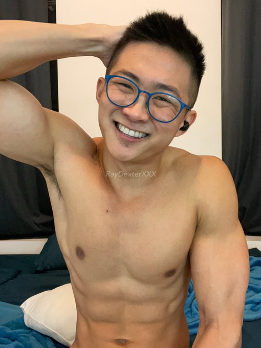 When your fans call you &lsquo;Daddy&rsquo; but you&rsquo;re actually baby&hellip; 😅👉🏼👈🏼 https://t.co/GDSULMmmQH