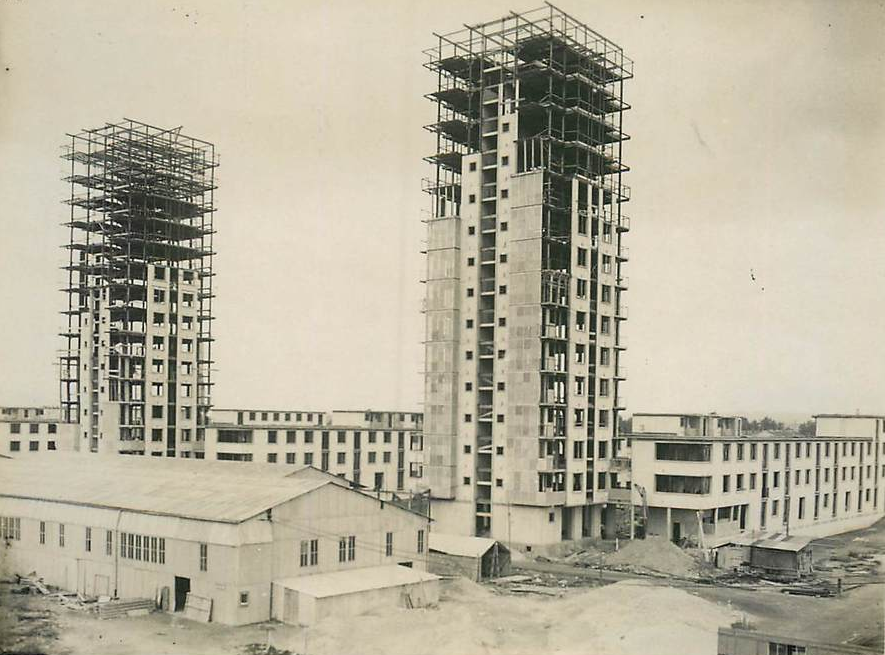 93 DRANCY La cité de la Muette à été construite à partir de 1932 à la demande d'Henri Sellier, administrateur de l'office HBM de la Seine. Elle fut le premier exemple d'immeuble d'habitation collective à loyer modéré en Île-de-France, ici la construction au 22 dec 1934 ..