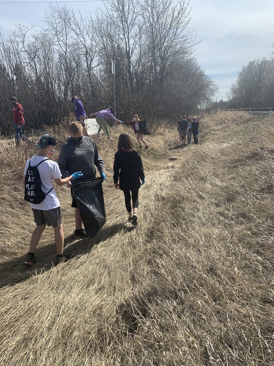 Grade 8s doing some garbage clean-up this warm afternoon! 

<a href="/PrideInThePaw/">YorkdaleCentral</a>