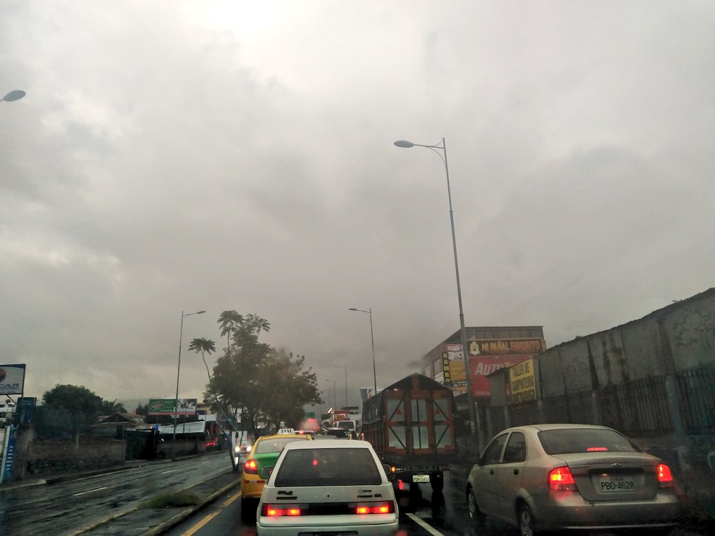 TumbacoI's tweet photo. Se registra alta carga vehicular en la Av. Oswaldo Guayasamin y Gonzalo Pizarro. Toma precauciones por la lluvia. https://t.co/liNR0xAQXa