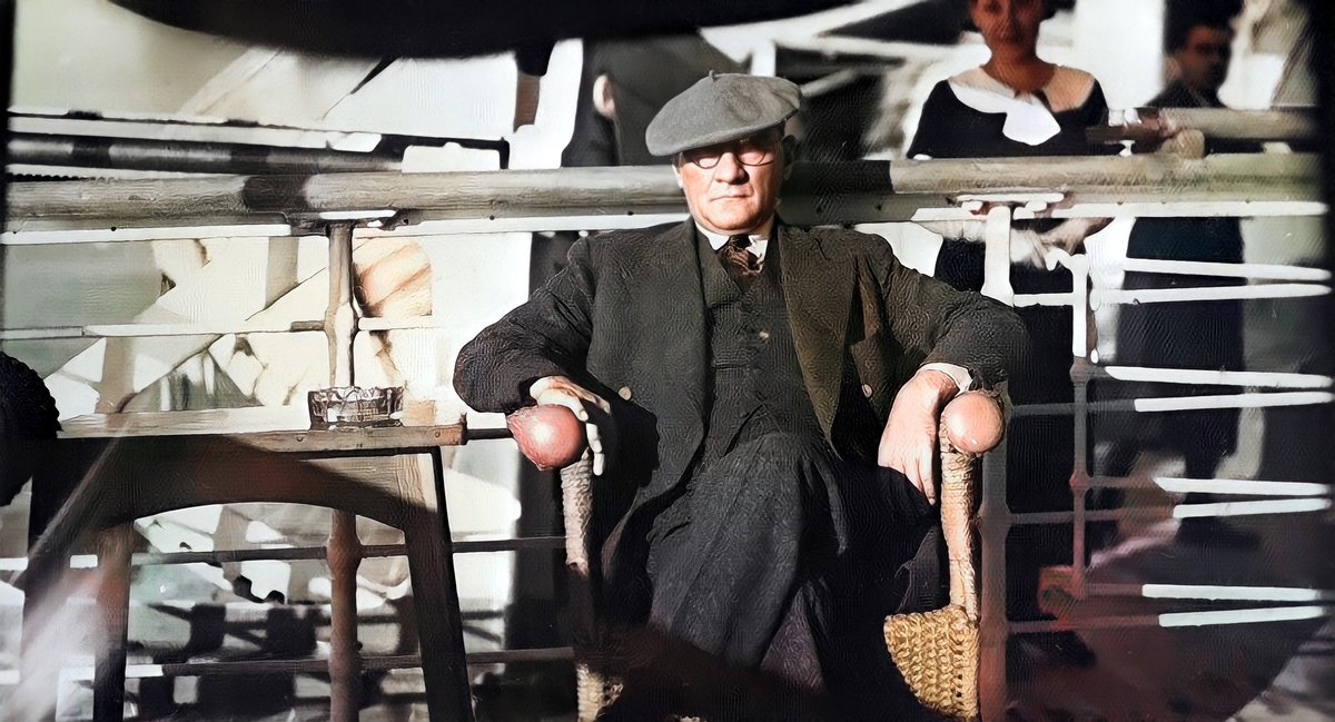 Kitabın adı: Genç Kalınız
Yazarı: Dr. Victor Pauchet
Atatürk, şu satırların altını çizmiş:

"Duruşunuza, gidişinize, giyinişinize kadar düzenli olunuz. Daima, kuvvetli olduğunuzu  göstermek için doğru ve dik yürüyünüz."