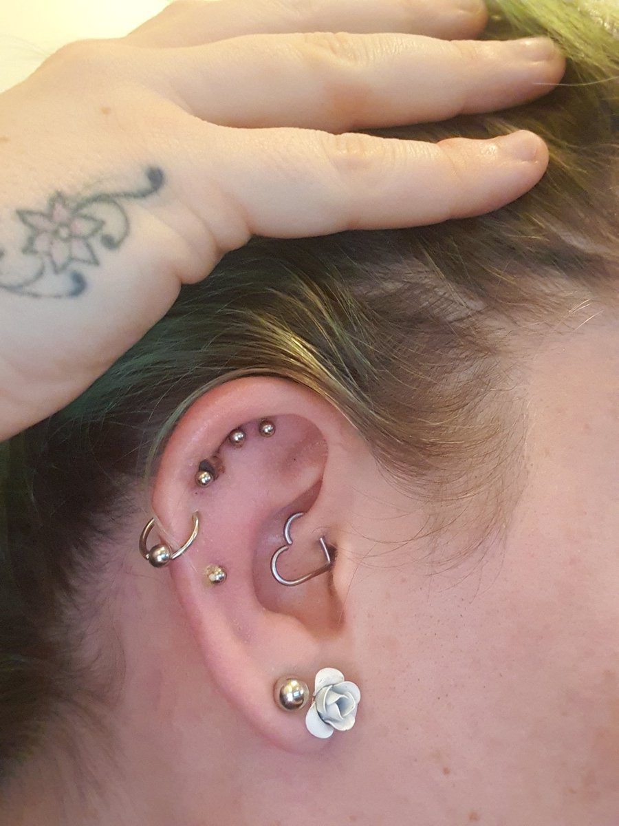 BexyAngelz's tweet image. Ok I think these r healing more better now font hurt too much no more and the itching has commenced 😬😬 #newpiercings