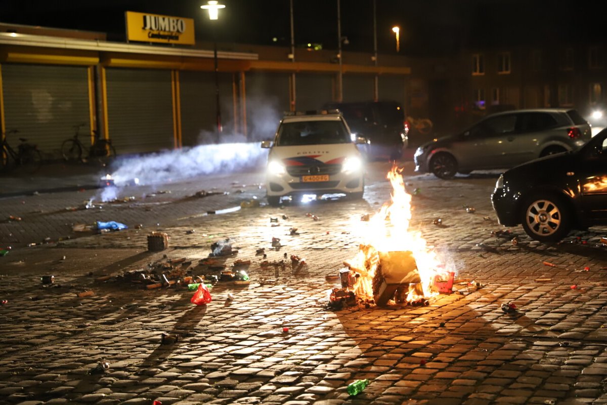 Brandweer blust buitenbrand bij Cambuurplein - #Friesland -..