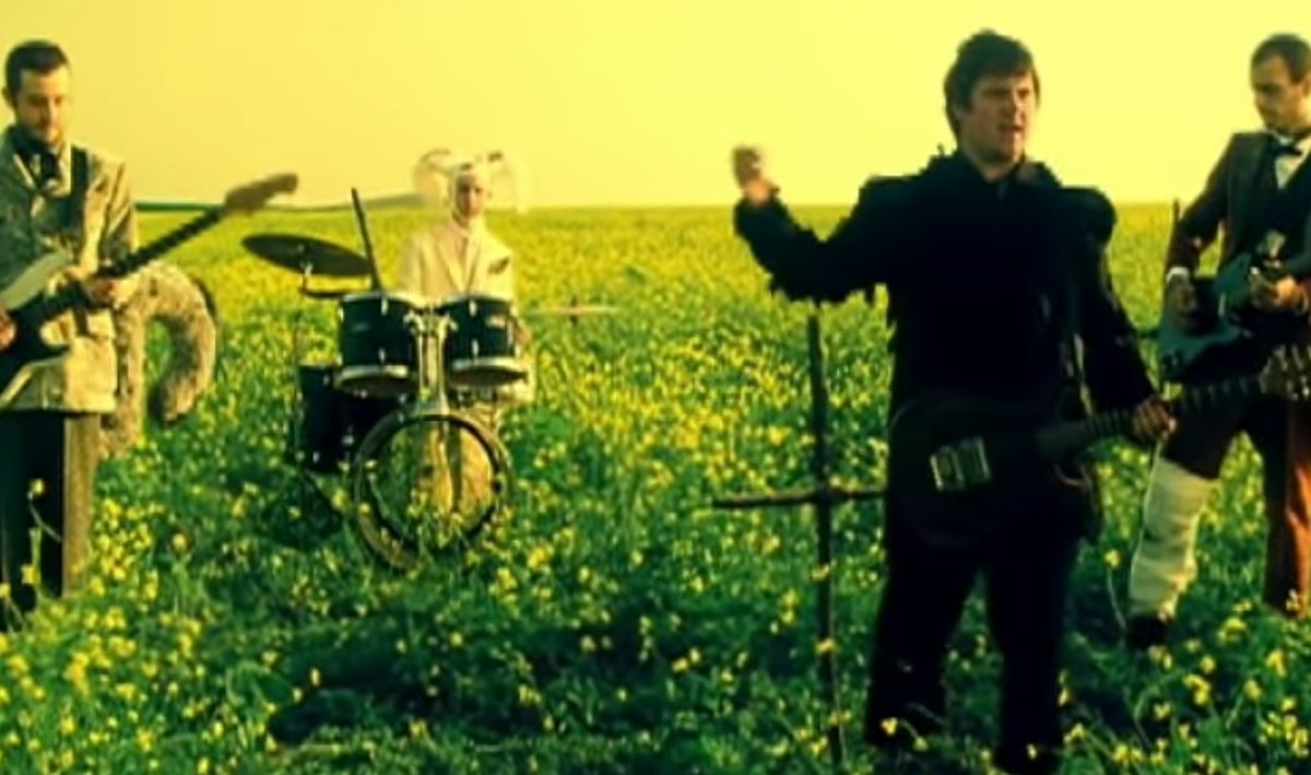 Modest Mouse standing about in oilseed rape, but also toying with sunflowers and corn in the same video. For me, this is a little disrespectful of oilseed rape. 6/10