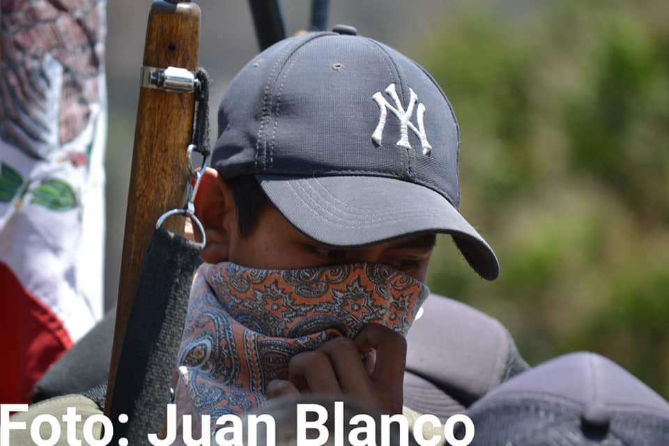 Juan_B43's tweet photo. NO HAY NADA QUÉ FESTEJAR en el Día de la Niña y el Niño, cuando en #Ayahualtempa #Guerrero hay quienes sufren los embates de la violencia, y que para enfrentarla, se han armado con fusiles calibre 12, 22, 18, ante la nula respuesta del gobernador @HectorAstudillo @lopezobrador_ https://t.co/Hid9V3pDj5