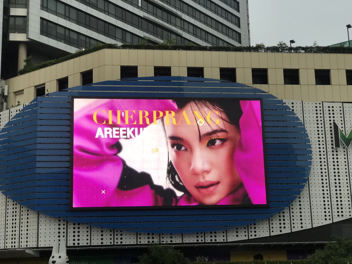 ความสดใสของเช้าที่ฝนตก กางร่มไปยืนบน skywalk คนเดียวเพื่อรอคลิป 30 วินาที แต่เป็น 30 วินาทีที่ดีมาก

กำลังจะกลับน้องวนมาอีกรอบพอดี อยากยืนดูทั้งวันเลย

Morning Cherprang

พิกัด หน้า MBK Center
ระยะเวลา 1-15 พฤษภาคม 2564 
(06:00 น. - 23:00 น.)

#502turn25 
#CherprangBNK48