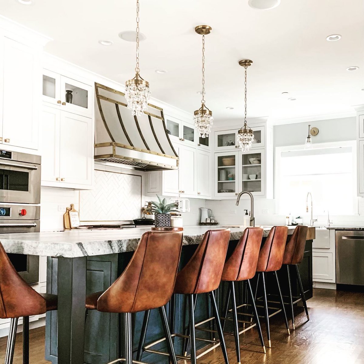 FollynBuilders's tweet photo. SNEAK PEAK 👀
.
.
.
OMG I love it! Don’t you love it? So much to take in...that island ❤️, that hood ❤️, those lights ❤️. Really just all of the things.
.
Still haven’t gotten “official” pictures of this one yet but when your homeowner is IG savvy amalynstyle you get “amateur” ph https://t.co/b807l4KIFV