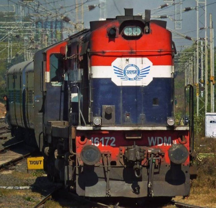 IRUMNDN1's tweet image. 1 मई 1967 का वो ऐतिहासिक दिन जब रतलाम में डीजल लोको शेड की स्थापना की गई , लगातार 54 वर्षो से बिना रुके निर्विघ्न तरीके से सतत अपनी सेवा डीजल शेड द्वारा प्रदान की जा रही है , रतलाम डीजल शेड ने नए नए आयामो को छुआ है जिसके लिए रतलाम डीजल लोको शेड के सभी स्टाफ को शुभकामनाएं 💐💐