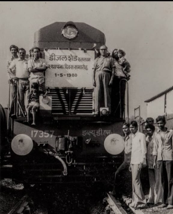 IRUMNDN1's tweet image. 1 मई 1967 का वो ऐतिहासिक दिन जब रतलाम में डीजल लोको शेड की स्थापना की गई , लगातार 54 वर्षो से बिना रुके निर्विघ्न तरीके से सतत अपनी सेवा डीजल शेड द्वारा प्रदान की जा रही है , रतलाम डीजल शेड ने नए नए आयामो को छुआ है जिसके लिए रतलाम डीजल लोको शेड के सभी स्टाफ को शुभकामनाएं 💐💐