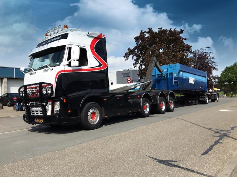 Deze foto maakte ik drie jaar geleden en dat betekent dat ik ook al 3 jaar in dienst ben bij Nick Willigenburg.

Wil jij het volgende jaar mijn collega zijn? Dan heb je mazzel😉... we zoeken nog een chauffeur! Check nickwilligenburg.nl voor de contactgegevens!