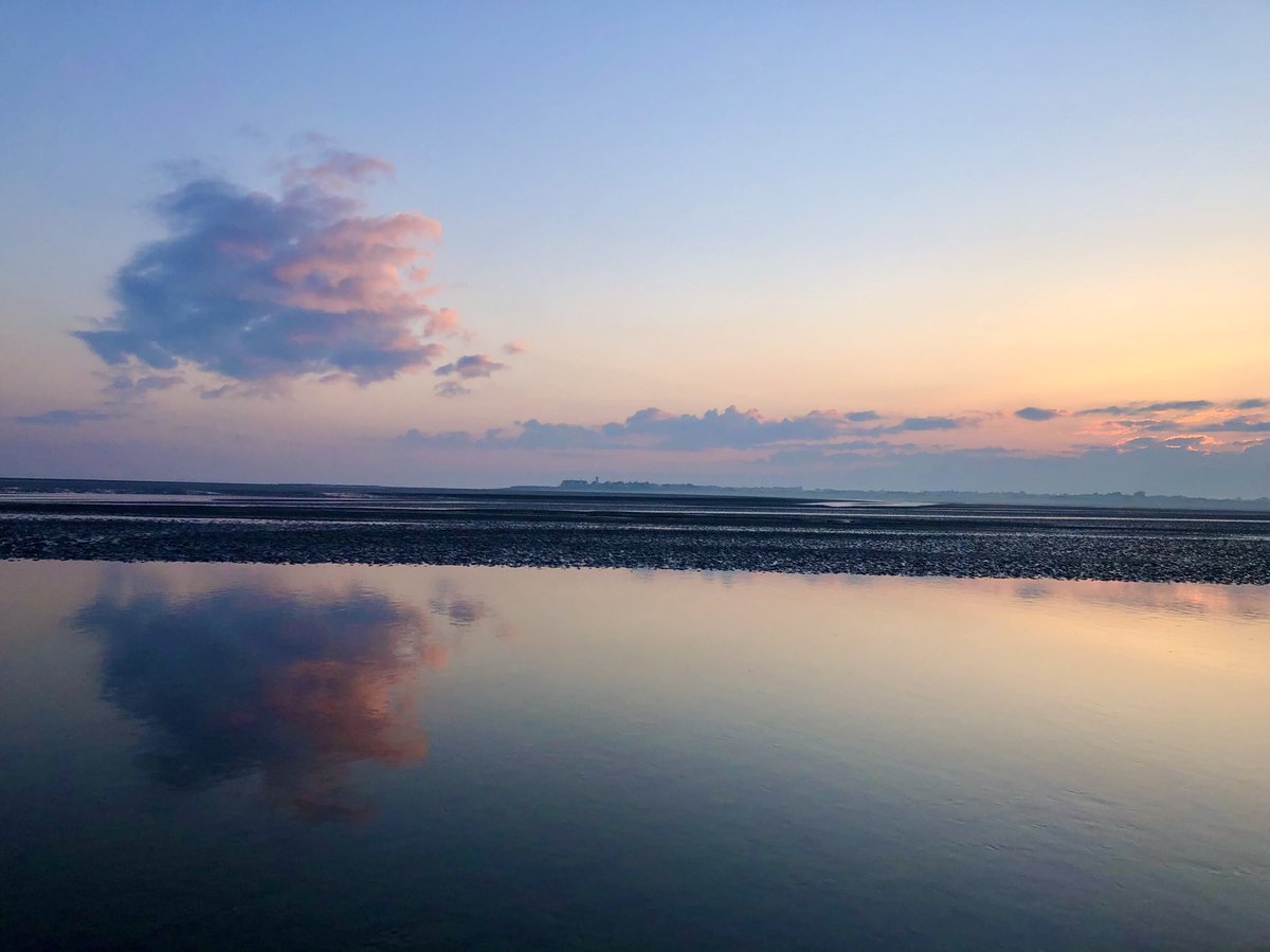 SteveOnHilbre's tweet photo. Flat calm start to May - stunning early morning ⁦@hilbrebirdobs⁩ ... magic May, what will it bring? https://t.co/Or4bvo9Zud