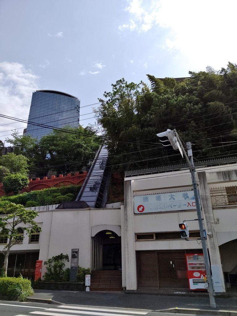 Imadegawa075 崇城大学は崇城大学前駅から道路を渡ったすぐのところに通用口があって 斜行エレベーターでキャンパスに上るっぽい Imadegawa075 崇城大学は崇城大学前駅から道路を渡ったすぐのところに通用口があって 斜行エレベーターでキャンパスに上るっぽい