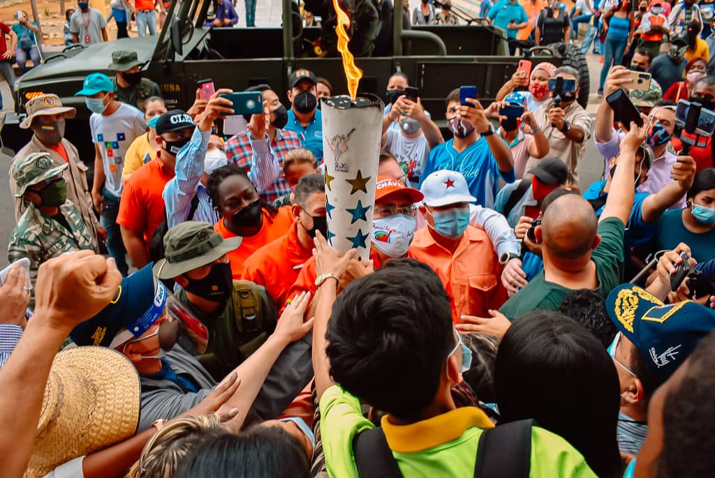 DirwingsSF's tweet photo. Recibimos la llegada de la antorcha qué simboliza el bicentenario de la "Batalla de Carabobo", lucha que representa la estirpe libertaria de nuestros hombres. La recibimos con el honor de ser hijos del leal de los leales, nuestro General Rafael Urdaneta. https://t.co/oIP7aCMoy4