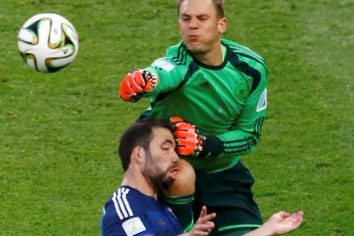 LaVanNistelrooy's tweet photo. No me podes mirar a la cara y decirme que esto no es penal. No podes https://t.co/SKhwGF0bdY