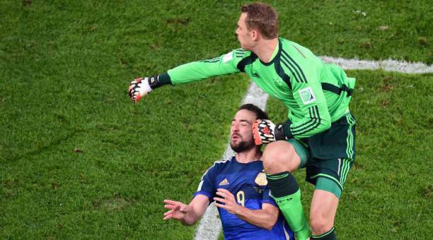 LaVanNistelrooy's tweet photo. No me podes mirar a la cara y decirme que esto no es penal. No podes https://t.co/SKhwGF0bdY