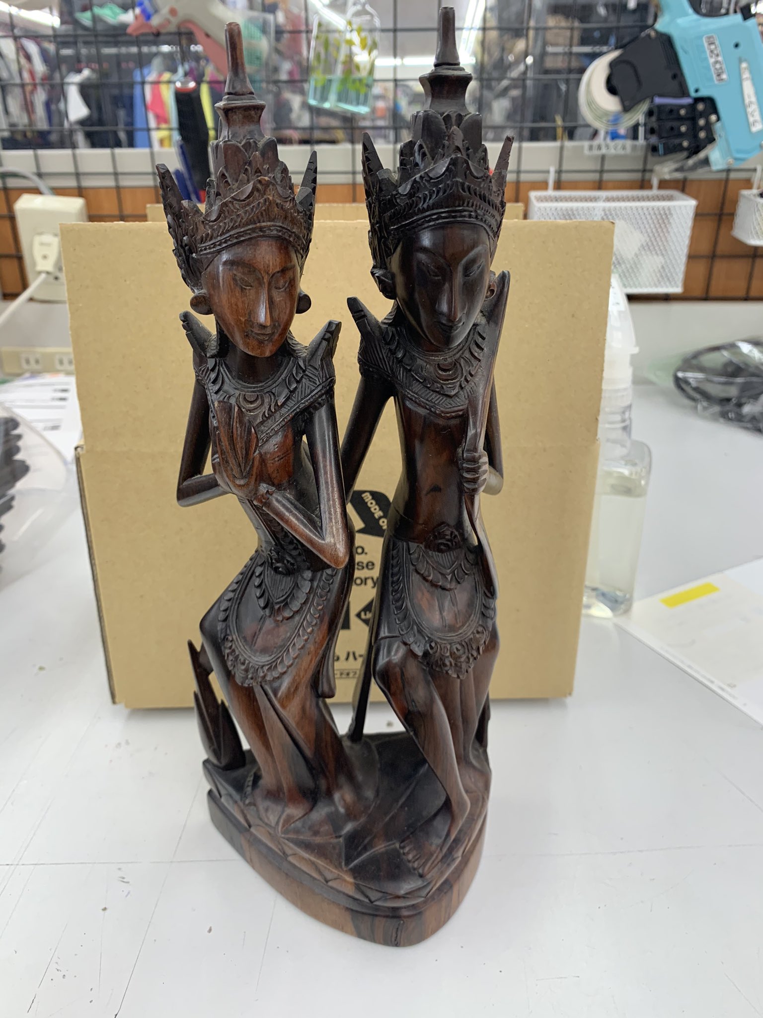 インドネシアで作られた天女の木彫りです。 インドネシアで作られた天女の木彫りです。