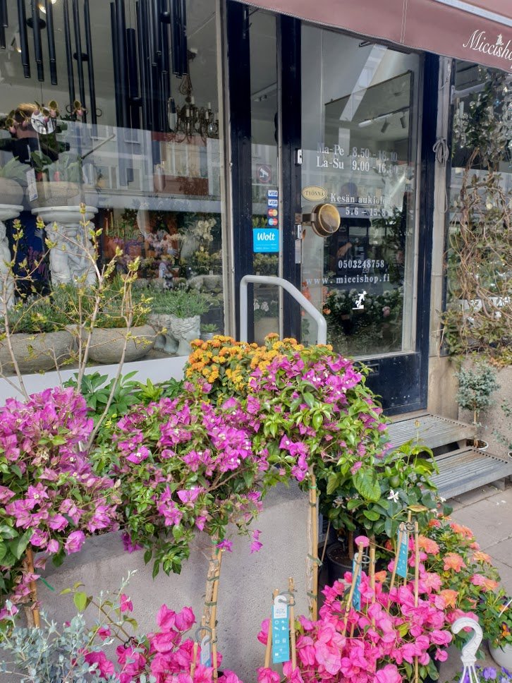 I had been told in Swedish Twitter that florists are closed in Finland, so I had to see it with my own eyes. Nope, they were open and have been open the whole time.