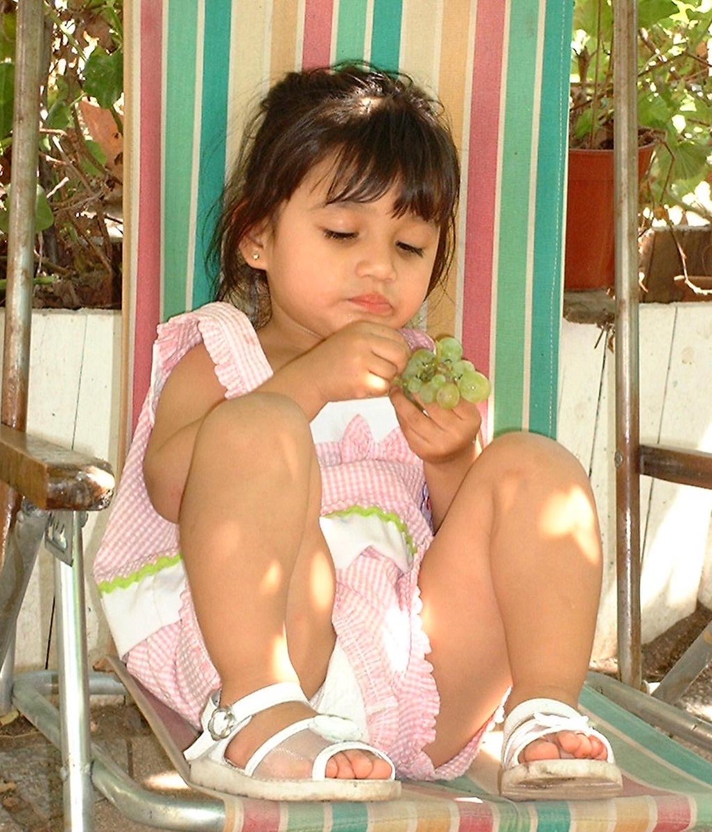 Esto sí que me trae recuerdos MUY dulces de mi niñez 😋🍇 Saboreando las uvas de la parra de mi abuelita Chilena 🇨🇱❤️ Feliz #DíaDelNiño 👶🏻