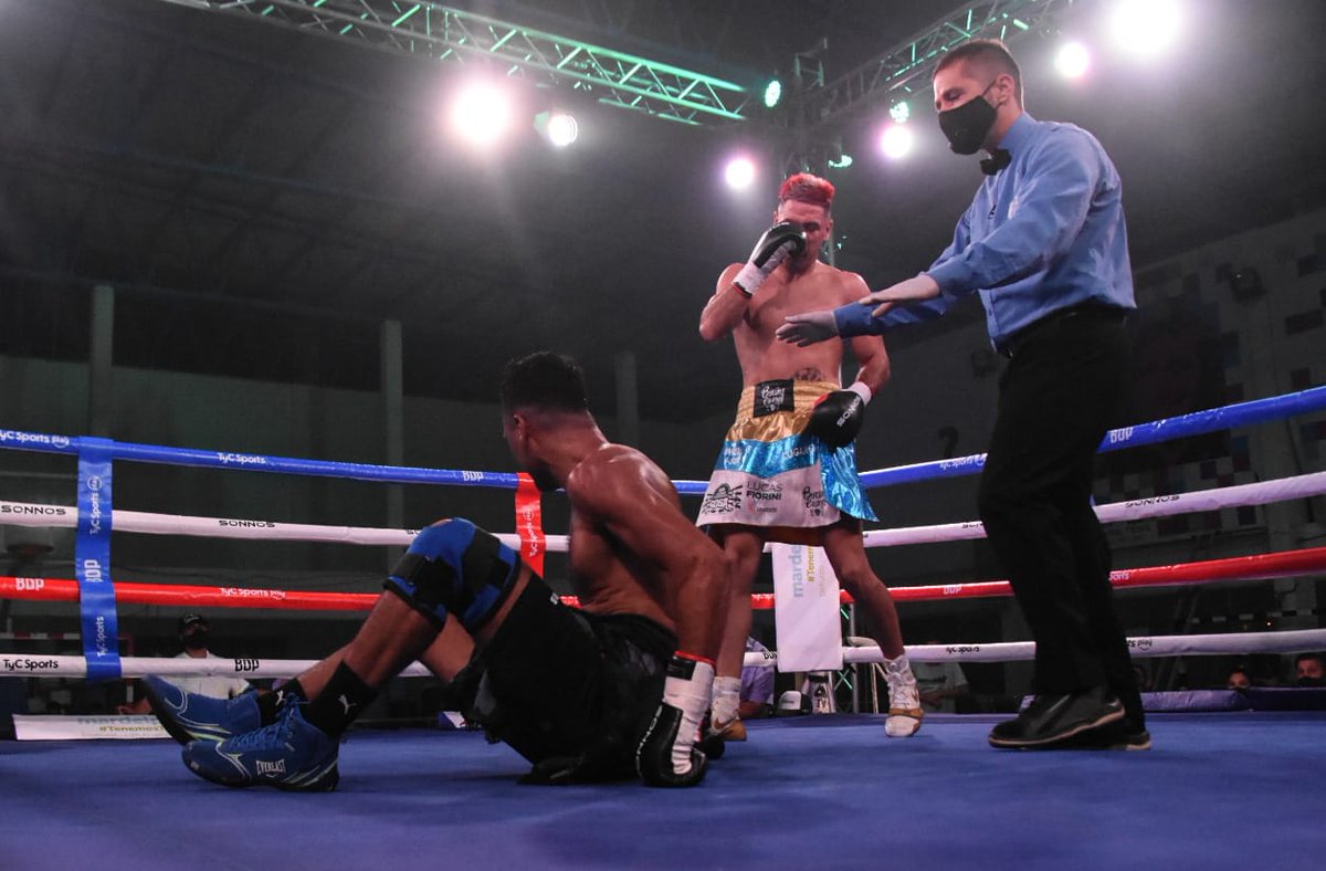 BoxeoDePrimera's tweet photo. ¡Bastida dominó a Villalobos y retuvo su corona!

@Lucasbastida1 doblegó a José Villalobos en fallo unánime y retuvo su título sudamericano mediano, tras enviarlo al suelo 3 veces y que al perdedor se le descontara un punto. 

96½-91½, 94-92, 96-91

📺 @TyCSports @TyCSportsPlay https://t.co/V36sgeyiV9